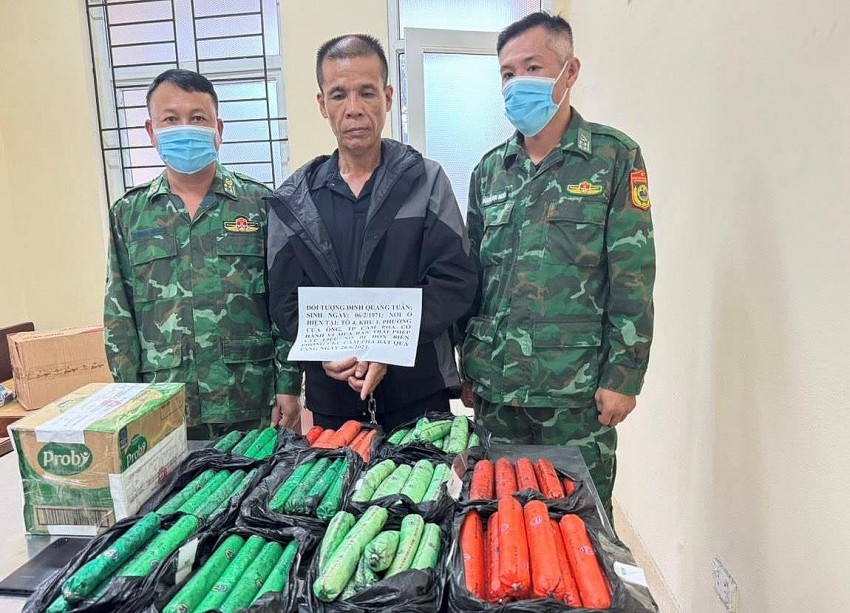 Đối tượng Đinh Quang Tuấn và 32,18 kg thuốc nổ là tang vật vụ án tại Cơ quan chức năng. (Ảnh: Xuân Hùng)