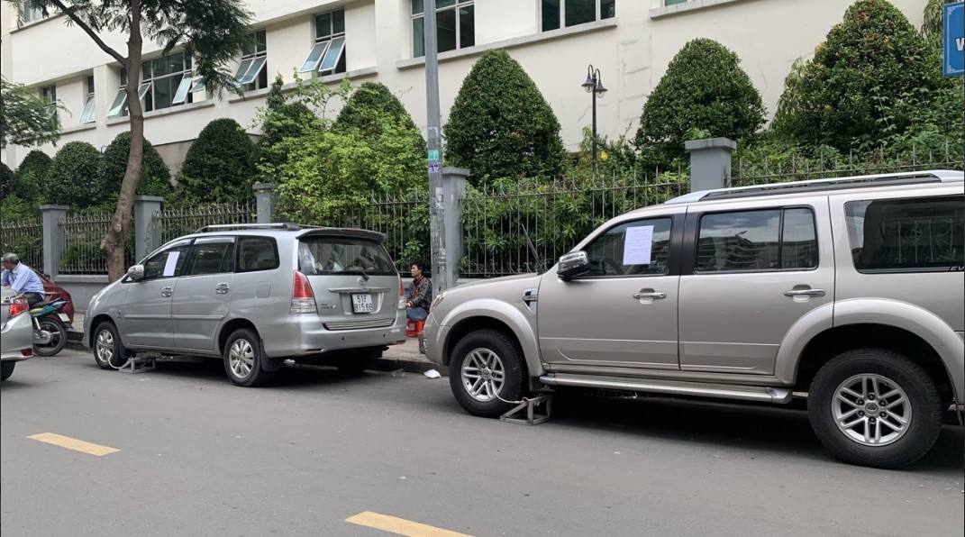 Bảo vệ khu đô thị, chung cư có được quyền khóa bánh ôtô đậu sai chỗ?