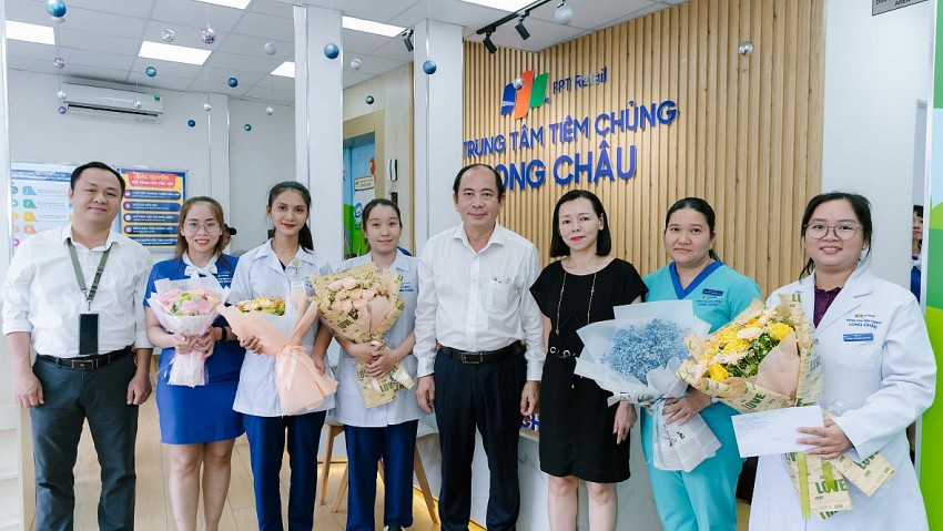 PGS TS BS Tăng Chí Thượng tặng hoa chúc mừng ê-kíp y, bác sĩ của Nhà thuốc và trung tâm tiêm chủng Long Châu tại địa chỉ số 203 đường 3/2, Phường 11, Quận 10 đã phối hợp cấp cứu sốc phản vệ thành công cho người bệnh (ngày 5/7/2024).