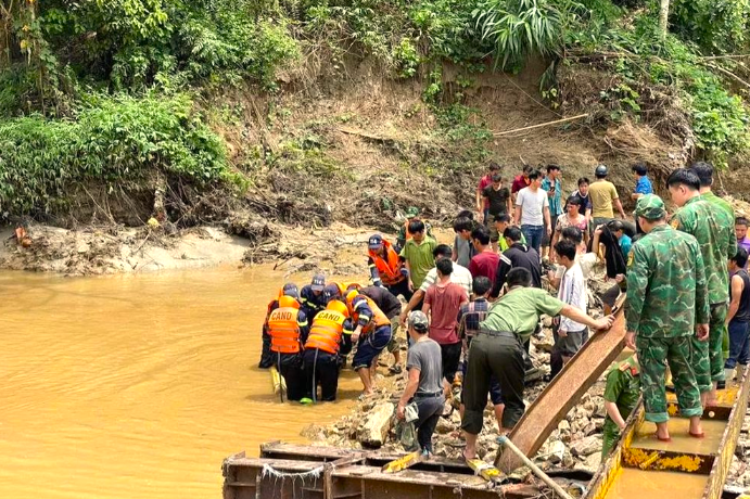 Tìm thấy thi thể nam thanh niên bị nước lũ cuốn trôi ở Hà Giang Tìm thấy thi thể nam thanh niên bị nước lũ cuốn trôi ở Hà Giang