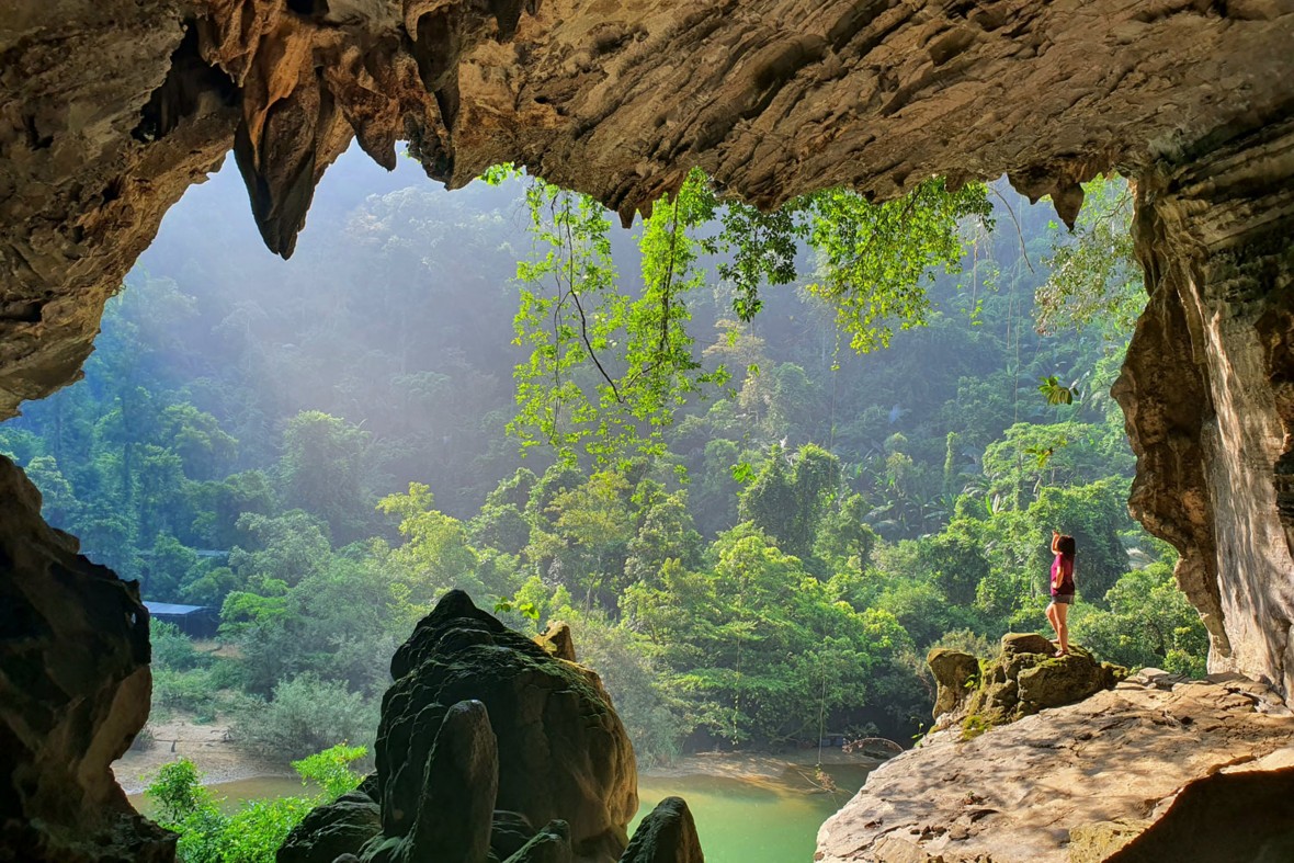 Mạo hiểm chinh phục hệ thống hang động đang là sản phẩm độc đáo tại Tân Hóa. Ảnh: Oxalis