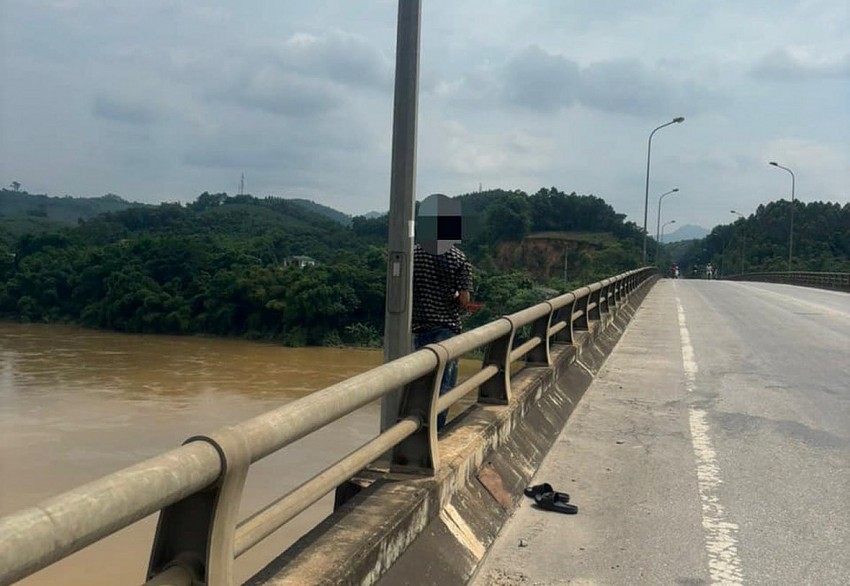 Cứu thành công nam thanh niên có ý định nhảy cầu ở Tuyên Quang