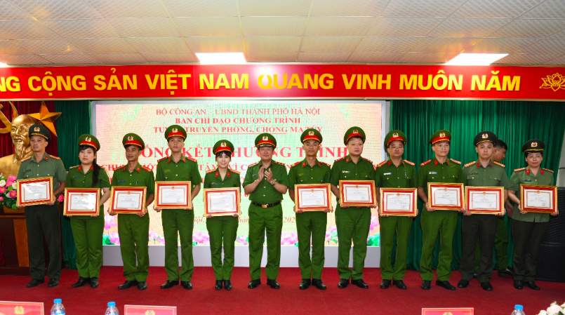 Tuyên dương những tập thể, cá nhân có thành tích xuất sắc trong thực hiện chương trình "Chung một quyết tâm - Vì cộng đồng không ma tuý"