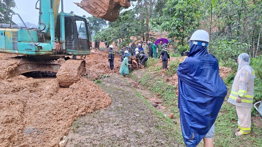 Bộ trưởng Bộ Công an chỉ đạo các lực lượng tập trung tìm kiếm cứu nạn trong vụ sạt lở đất tại Hà Giang