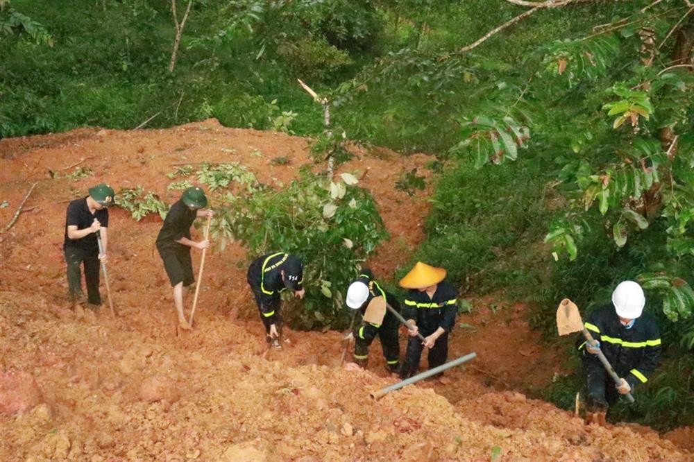 Hình ảnh tìm kiếm các nạn nhân trong vụ sạt lở đất tại Hà Giang