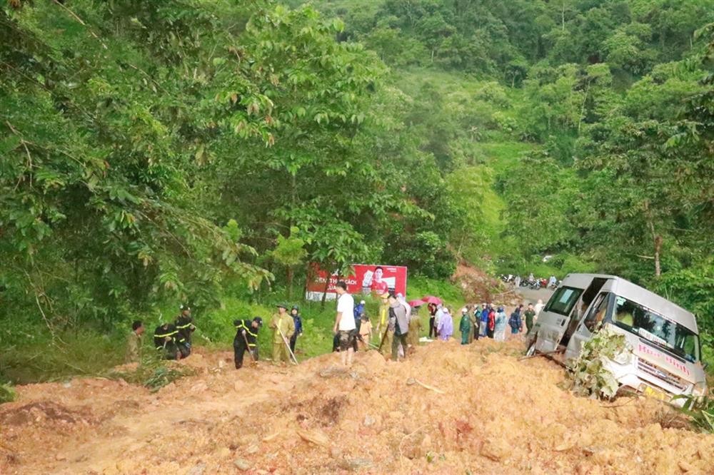 Hình ảnh tìm kiếm các nạn nhân trong vụ sạt lở đất tại Hà Giang