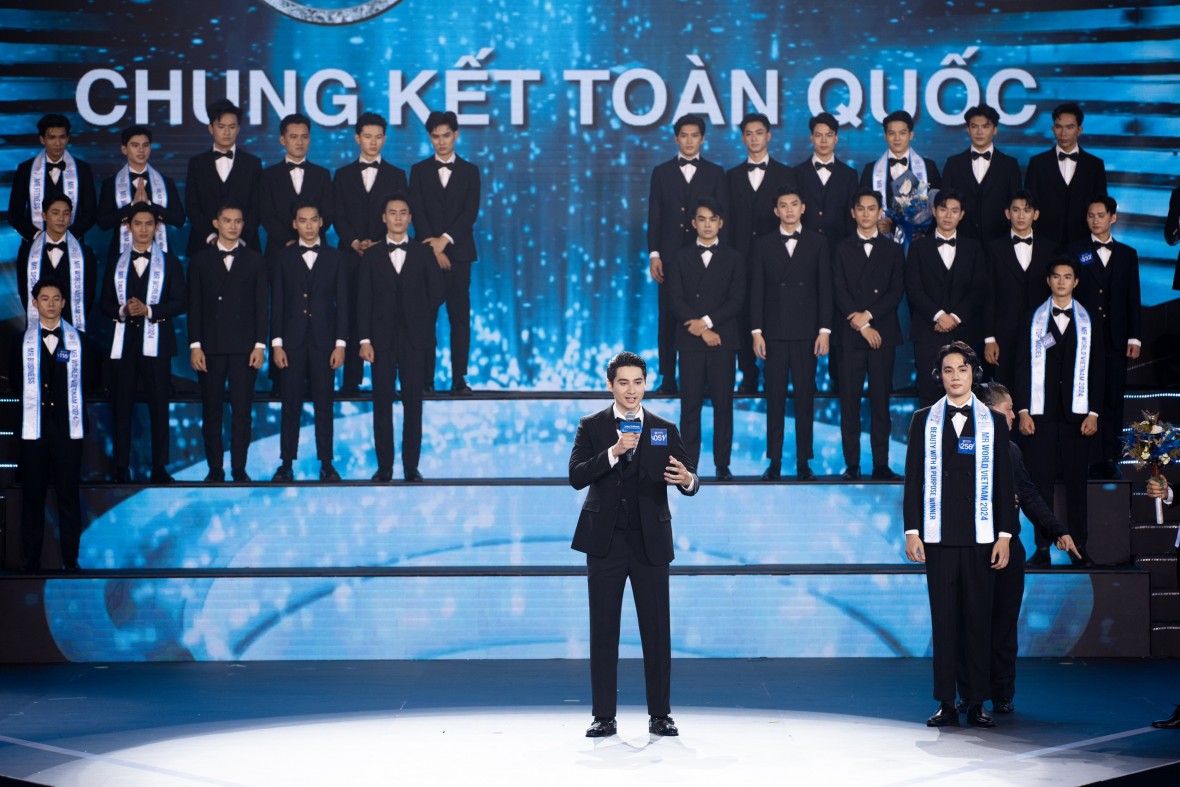 A2: Lịch lãm trong trang phục vest. Ảnh: SV