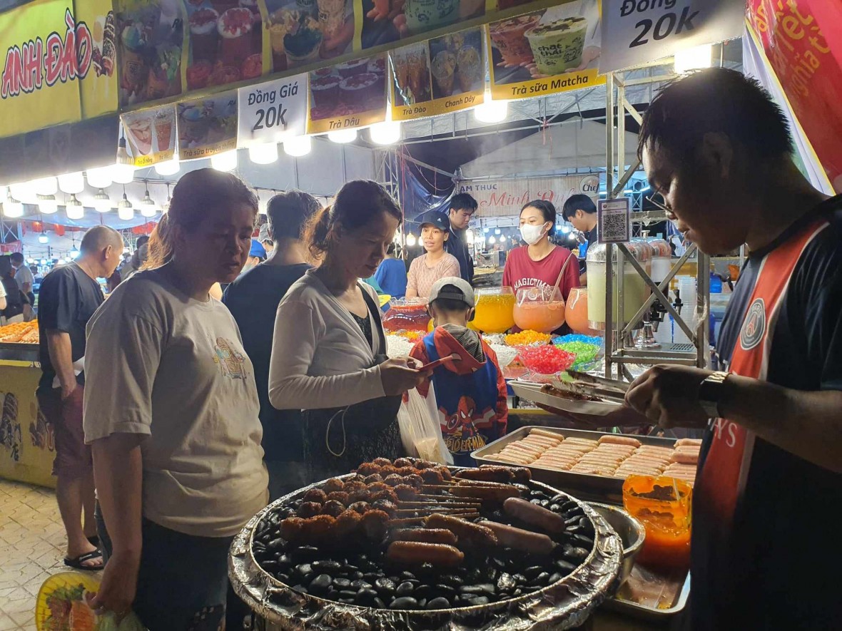 Các gian hàng ẩm thực ăn nhanh nhộn nhịp khách hàng.