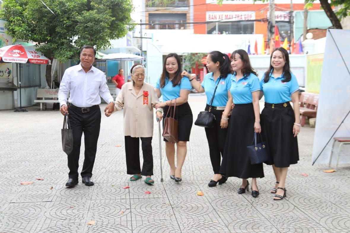 Thành đoàn Biên Hoà tiếp nhận 200 lá cờ tổ quốc chuyển ra đảo xa