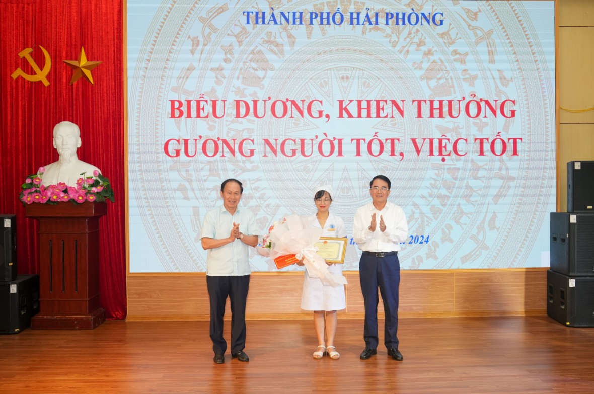 Khen thưởng nữ điều dưỡng cứu sống em bé sơ sinh bị sặc sữa