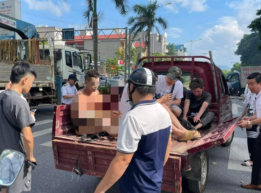 Lực lượng chức năng đưa người bị ảnh hưởng đi cấp cứu.