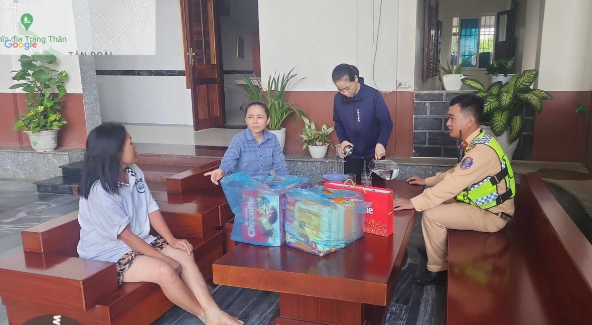 Kịp thời phát hiện, hỗ trợ người phụ nữ về nơi ở an toàn.