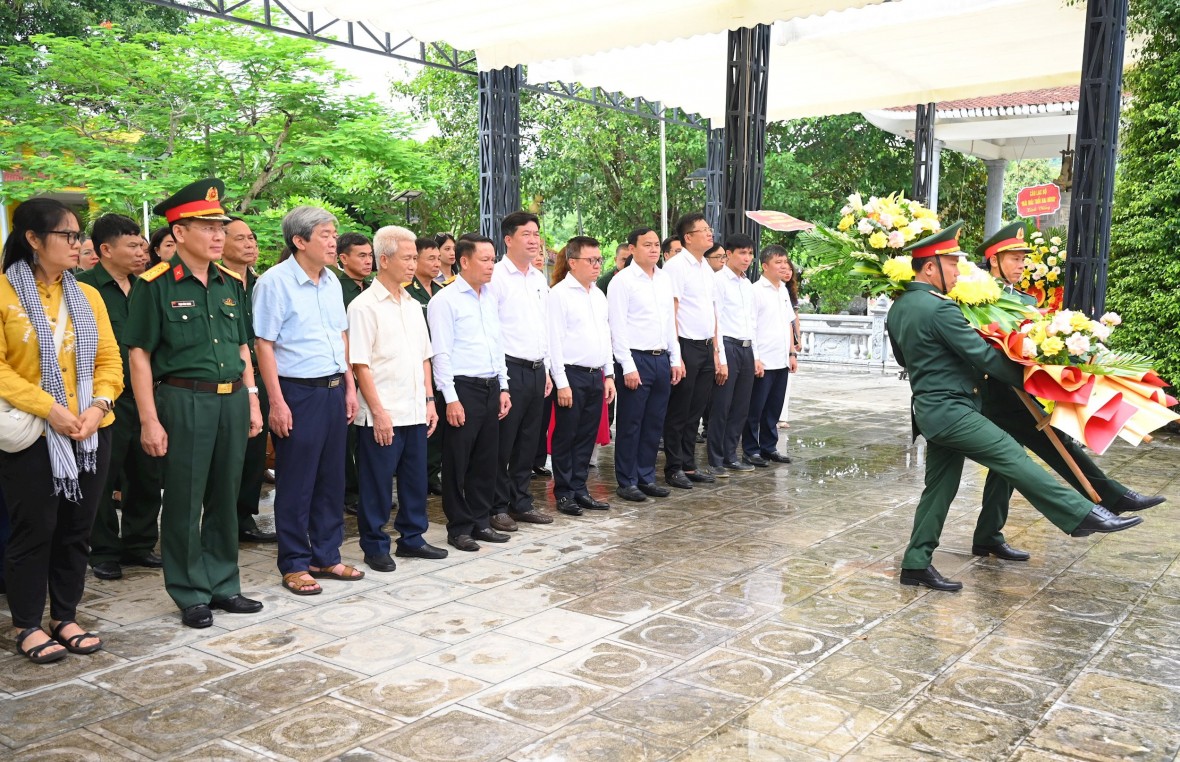 Dâng hoa, tưởng niệm các Anh hùng liệt sĩ tại Nghĩa trang Quốc tế Việt Lào  - Ảnh Hội Nhà báo Việt Nam.