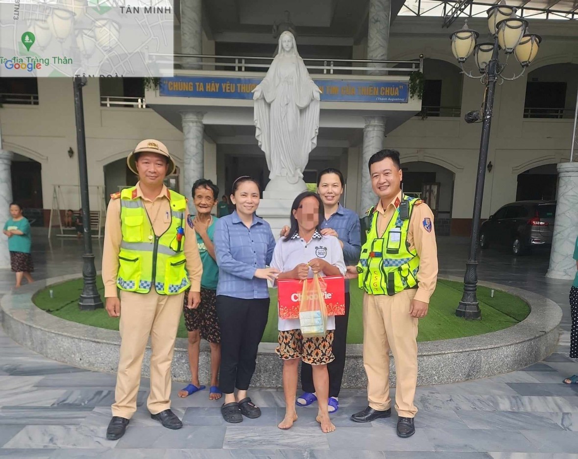 Tổ công tác bàn giao chị Út cho mái ấm tình thương Thiện Tâm 2.