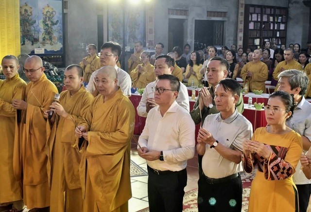 Các đại biểu dâng hương lên anh linh liệt sĩ nhà báo.