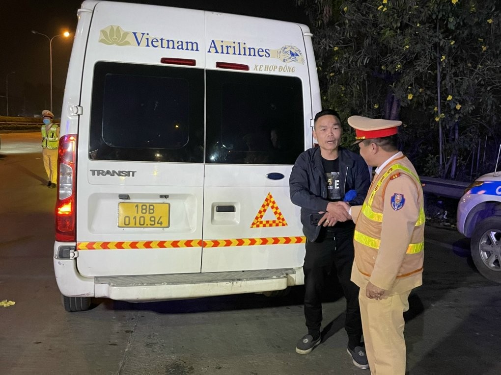 Khuyến cáo nên dán giấy phản quang sau xe ôtô