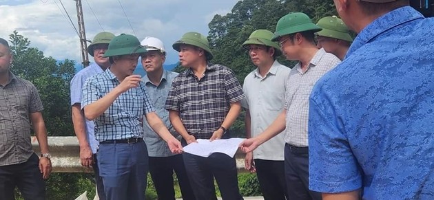 Lãnh đạo Sở GTVT Nghệ An trực tiếp kiểm tra hiện trường sụt lún. Lãnh đạo Sở GTVT Nghệ An trực tiếp kiểm tra hiện trường sụt lún.