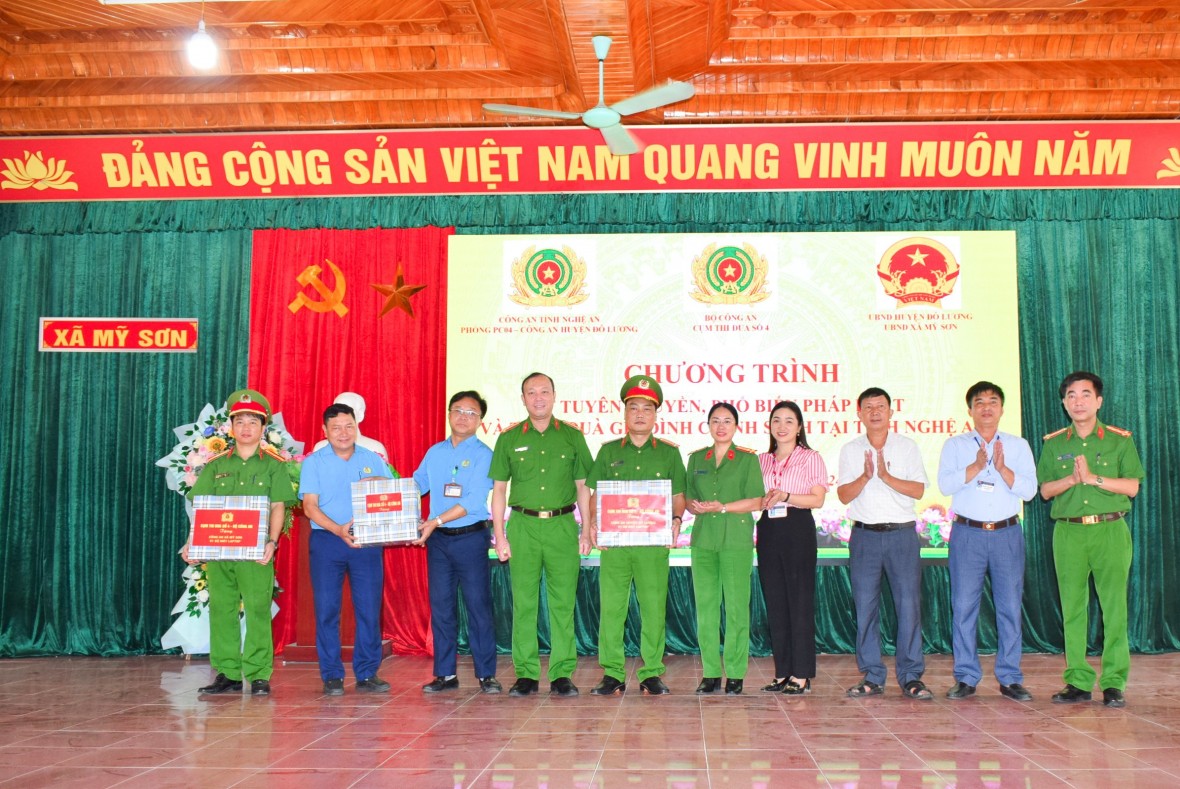 Cụm thi đua số 4 Bộ Công an phối hợp với Công an Nghệ An tổ chức nhiều hoạt động ý nghĩa