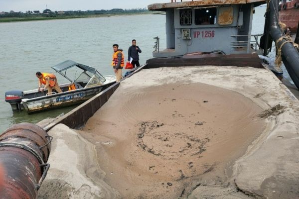 Hà Nội: Triệt phá, tạm giữ 8 đối tượng “cát tặc” trong đêm