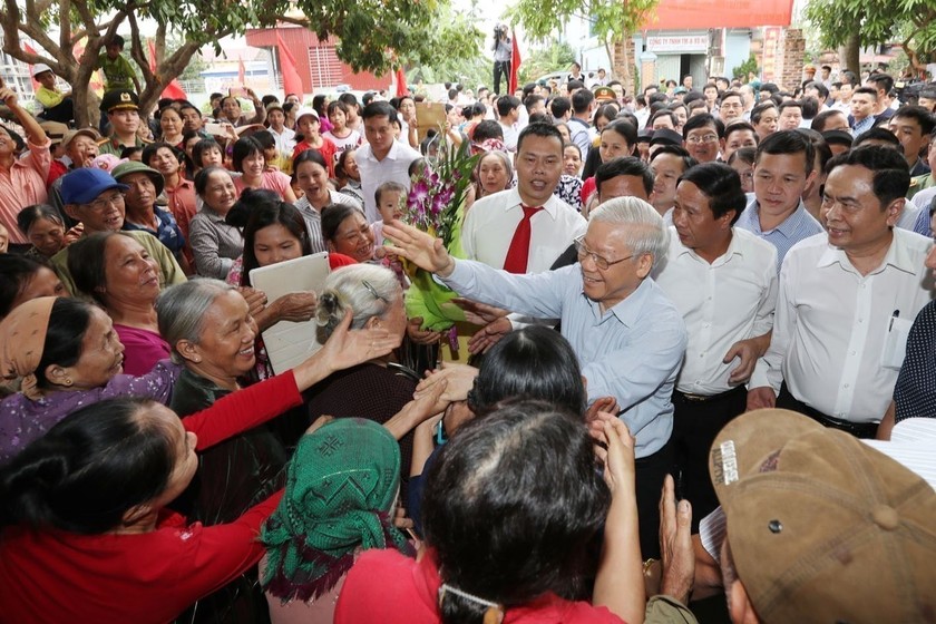 Tổng Bí thư Nguyễn Phú Trọng với Nhân dân tại thôn Thượng Điện, xã Vinh Quang, huyện Vĩnh Bảo trong Ngày hội đại đoàn kết toàn dân tộc tại thành phố Hải Phòng (15/11/2017). (Ảnh: Trí Dũng/TTXVN)