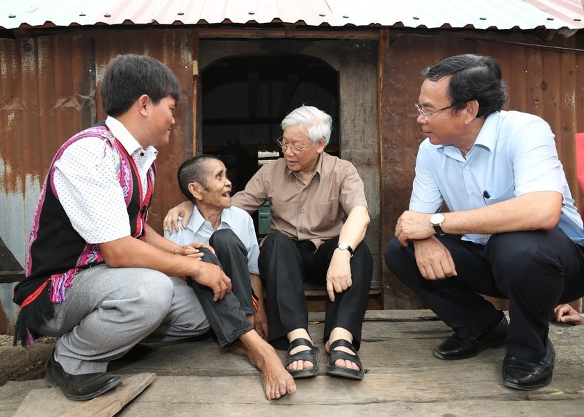 Tổng Bí thư Nguyễn Phú Trọng thăm, tặng quà thương binh Đinh Phi và vợ là Đinh Brat, hộ gia đình chính sách có hoàn cảnh đặc biệt khó khăn ở làng Tung Ke 2, xã Ayun, huyện Chư Sê, tỉnh Gia Lai, chiều 12/4/2017. (Ảnh: Trí Dũng/TTXVN)