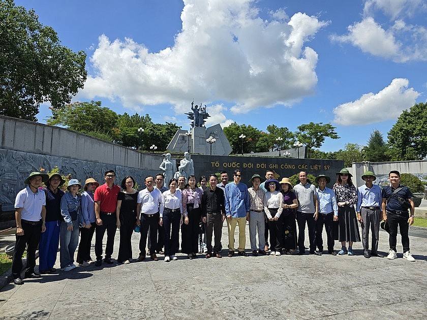 Đoàn công tác Báo Pháp luật Việt Nam tại nghĩa trang Quốc gia Đường 9. (Ảnh: K.P)