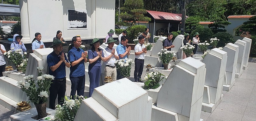 Đoàn công tác Báo Pháp luật Việt Nam thắp hương tại mộ 10 cô gái Đồng Lộc. (Ảnh: K.P)