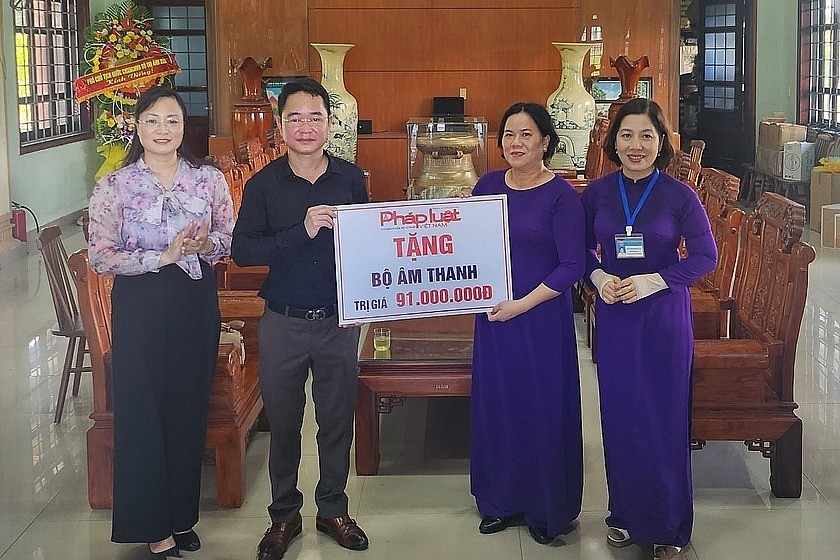 Lãnh đạo Báo Pháp luật Việt Nam trao tặng Ban Quản lý Di tích quốc gia đặc biệt Thành cổ Quảng Trị một bộ âm thanh hỗ trợ thuyết minh. (Ảnh: K.P)