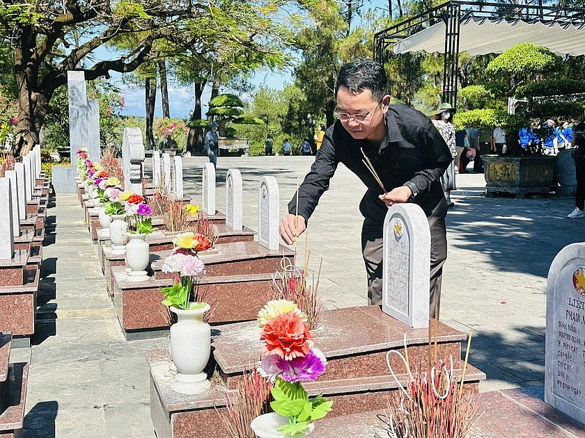TS Vũ Hoài Nam - Tổng Biên tập thắp hương tại mộ phần các anh hùng liệt sỹ an nghỉ tại Nghĩa trang Quốc gia Trường Sơn. (Ảnh: K.P)