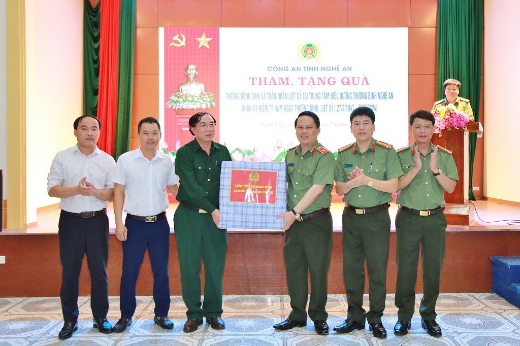 Tặng quà Trung tâm Điều dưỡng thương binh Nghệ An.