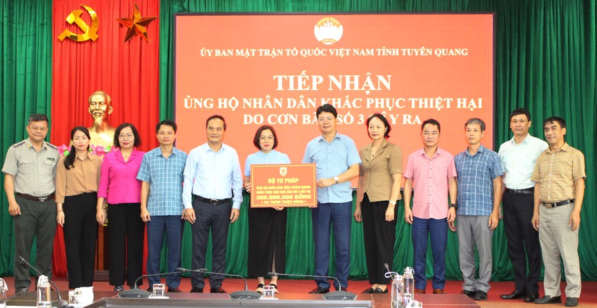 Thứ trưởng Bộ Tư pháp Nguyễn Thanh Tịnh thăm, động viên đồng bào tỉnh Tuyên Quang