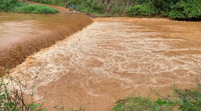 Công an xuyên đêm tìm kiếm người đàn ông bị nước lũ cuốn trôi