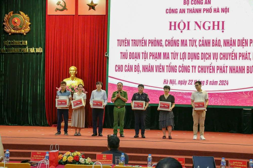 Ban tổ chức trao quà cho các cá nhân, tập thể có thành tích tốt trong công tác phòng, chống ma túy.