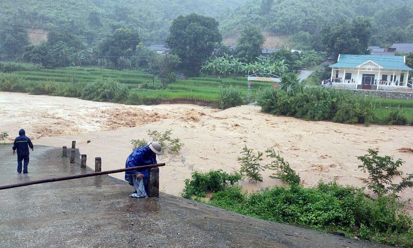 Lũ từ thượng nguồn đổ về khiến mực nước ở suối Sim dâng cao