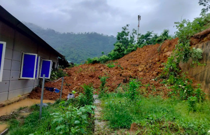 Di dời khẩn cấp hàng trăm hộ dân với hơn 1 nghìn nhân khẩu đến nơi tránh trú an toàn