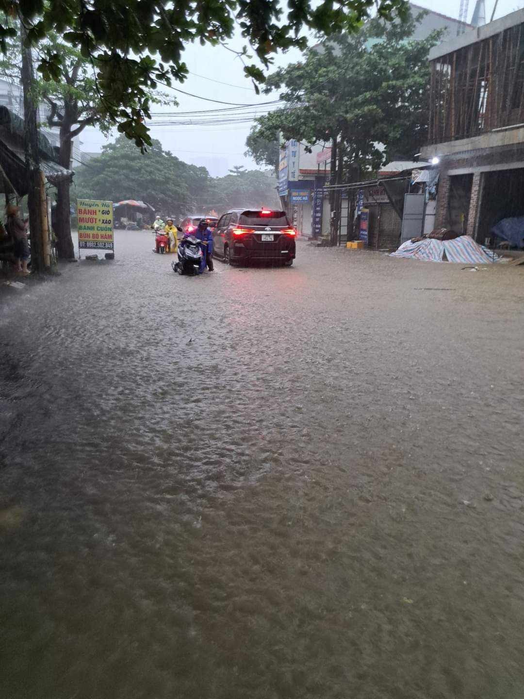 Nghệ An: Sạt lở núi ở huyện Quế Phong, Tp Vinh nhiều nhà ngập nước