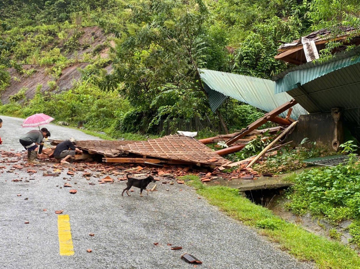 Một số nhà dân tại huyện Quế Phong bị sập do sạt lở núi.