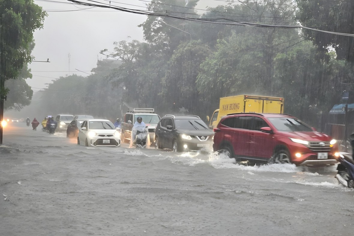 Nhiều tuyến đường tại TP Vinh ngập sâu.