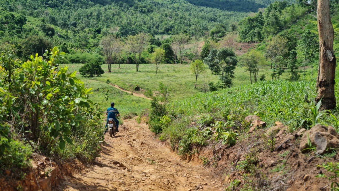 Do đường sá khó khăn nên người dân buôn Cư Bung, (xã Ia Le, huyện Chư Pưh, tỉnh Gia Lai) ít khi giao lưu với cuộc sống bên ngoài.