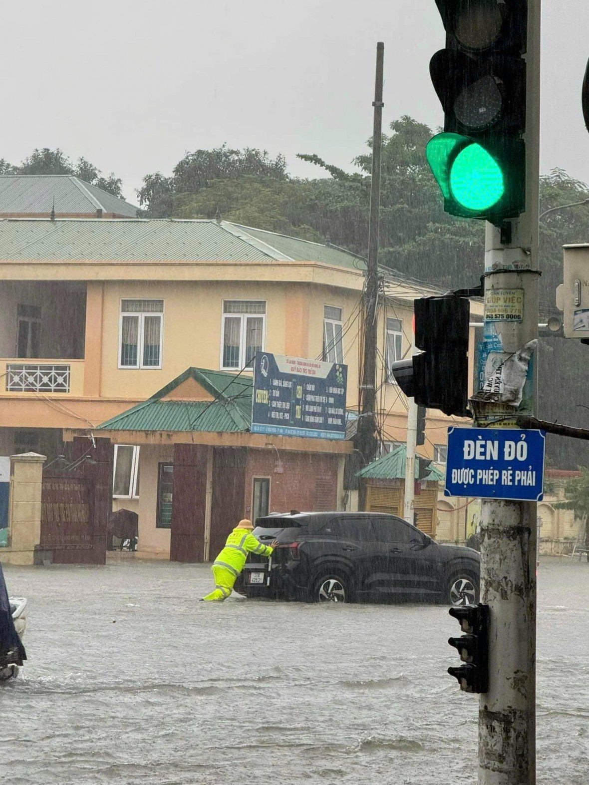 Chùm ảnh: Công an TP Vinh dầm mưa hỗ trợ người dân bị ngập lụt