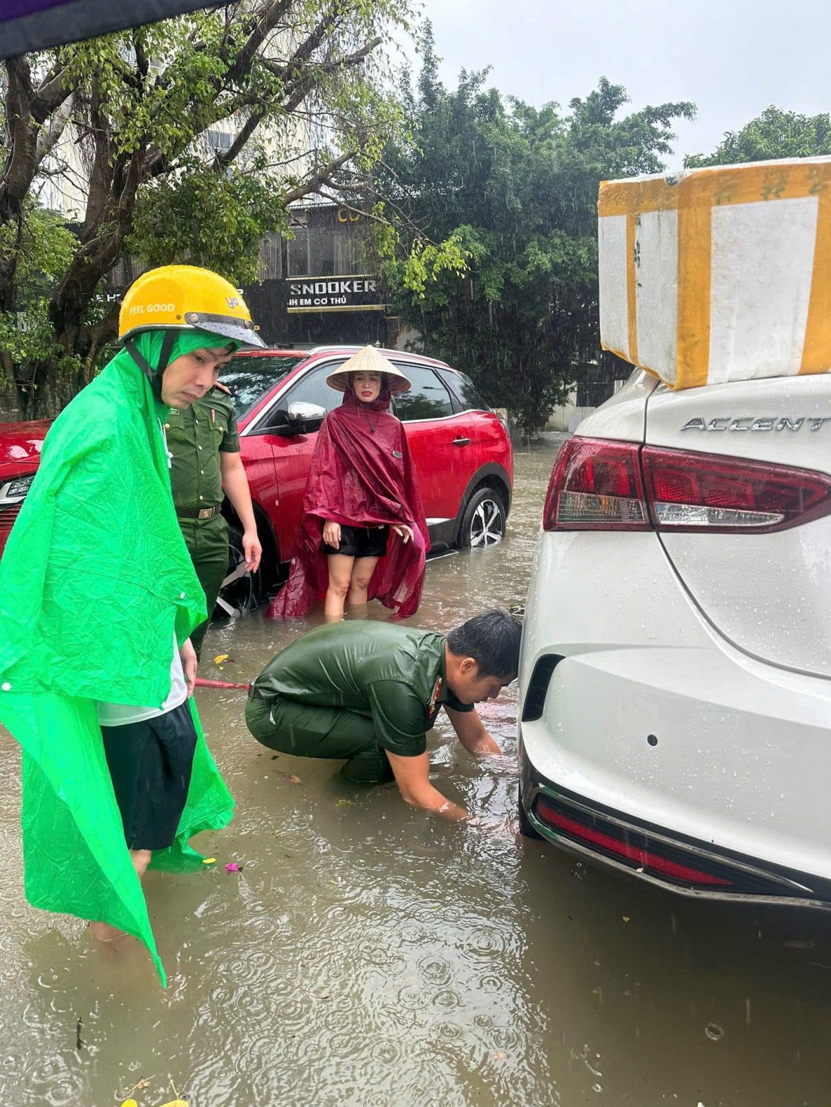 Chùm ảnh: Công an TP Vinh dầm mưa hỗ trợ người dân bị ngập lụt