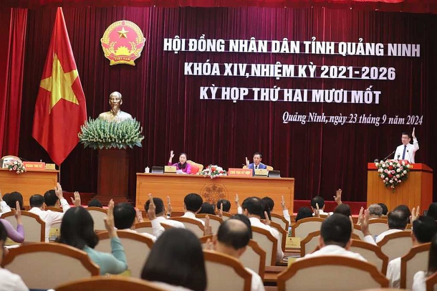 100% đại biểu biểu quyết thông qua 5 nghị quyết tại kỳ họp.