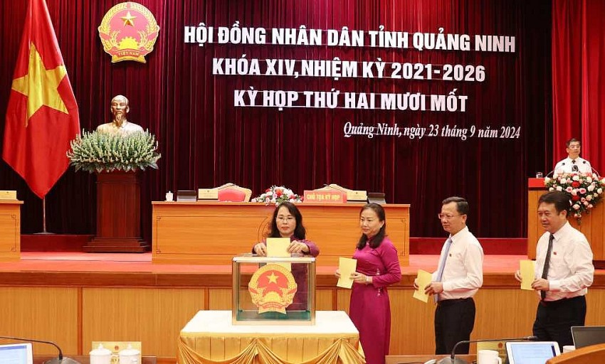 Các đại biểu bỏ phiếu bầu bổ sung Ủy viên UBND tỉnh nhiệm kỳ 2021-2026 đối với ông Trần Văn Phúc, Giám đốc Công an tỉnh Quảng Ninh.