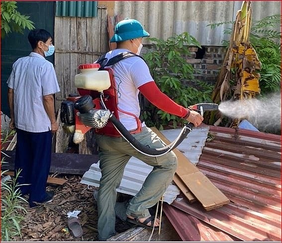 CDC Hà Nội phối hợp bảo đảm công tác vệ sinh môi trường, phòng chống dịch bệnh sốt xuất huyết. (Ảnh: QDND.vn)