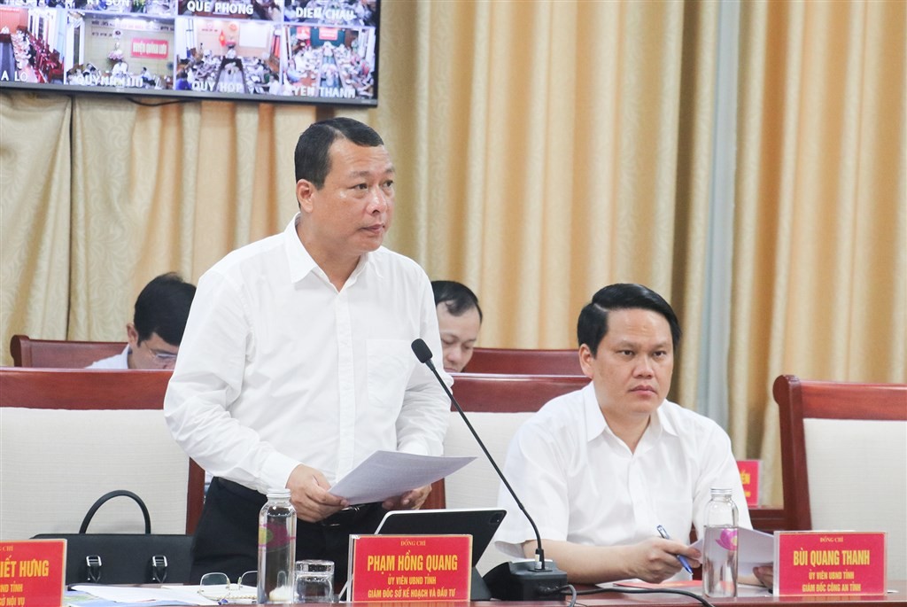 Giám đốc Sở Kế hoạch và Đầu tư Nghệ An Phạm Hồng Quang báo cáo tình hình kinh tế - xã hội 9 tháng năm 2024.