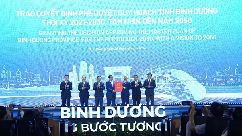 Thủ tướng Phạm Minh Chính trao Quyết định quy hoạch tỉnh Bình Dương thời kỳ 2021 – 2030, tầm nhìn đến năm 2050 cho lãnh đạo Bình Dương.