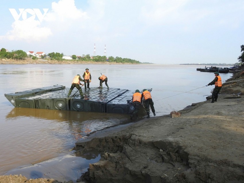 Các đốt cầu phao được thả, nối nhịp để chuẩn bị thông xe