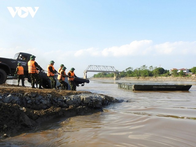 Phú Thọ: Bắc cầu phao, chuẩn bị thông xe cầu Phong Châu