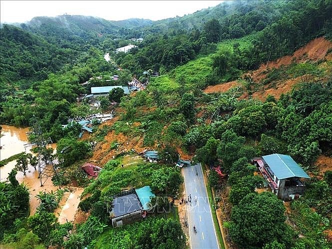 Sạt lở nghiêm trọng trên QL2, vùi lấp nhiều tài sản