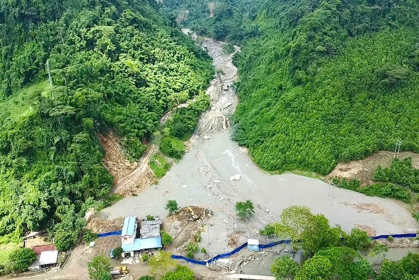 Hồ bùn chứa trôi từ trên lưng núi, chảy xuống cánh đồng, làng mạc của người dân 2 tỉnh Bắc Kạn, Tuyên Quang. Con số thiệt hại mà người dân 2 tỉnh gánh chịu vô cùng lớn.